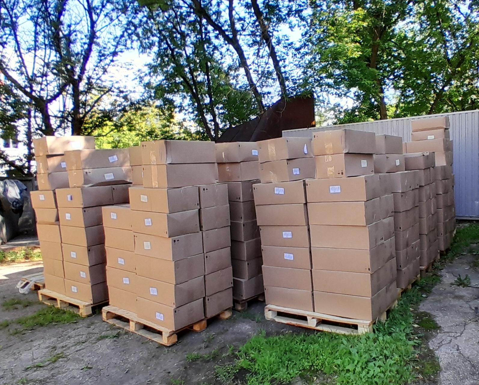 Новая партия стеклянных елочных шаров прибыла на склад