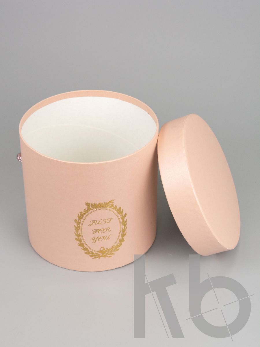 Круглая коробка с тиснением из кремовой металлизированной бумаги