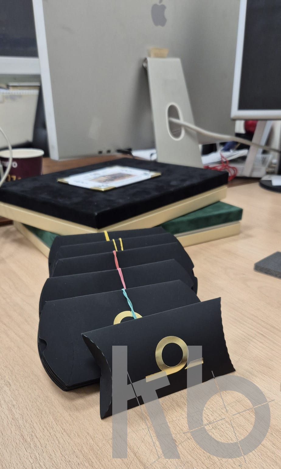 Коробка пирожок с тиснением золотом