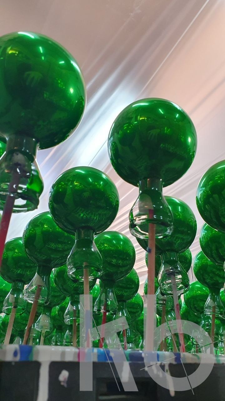 Покраска зеленых глянцевых шаров