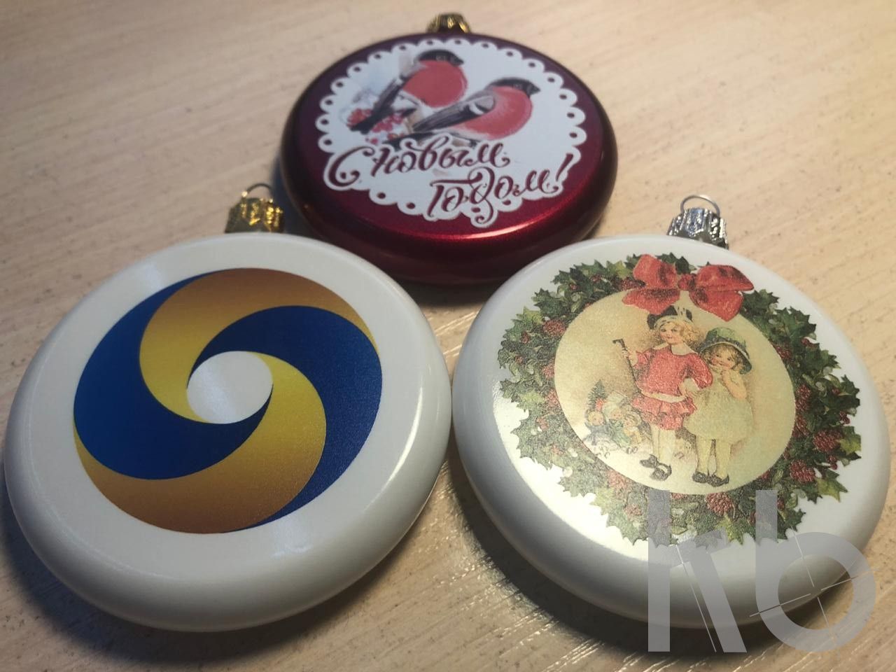 Печать на пластиковых медальонах