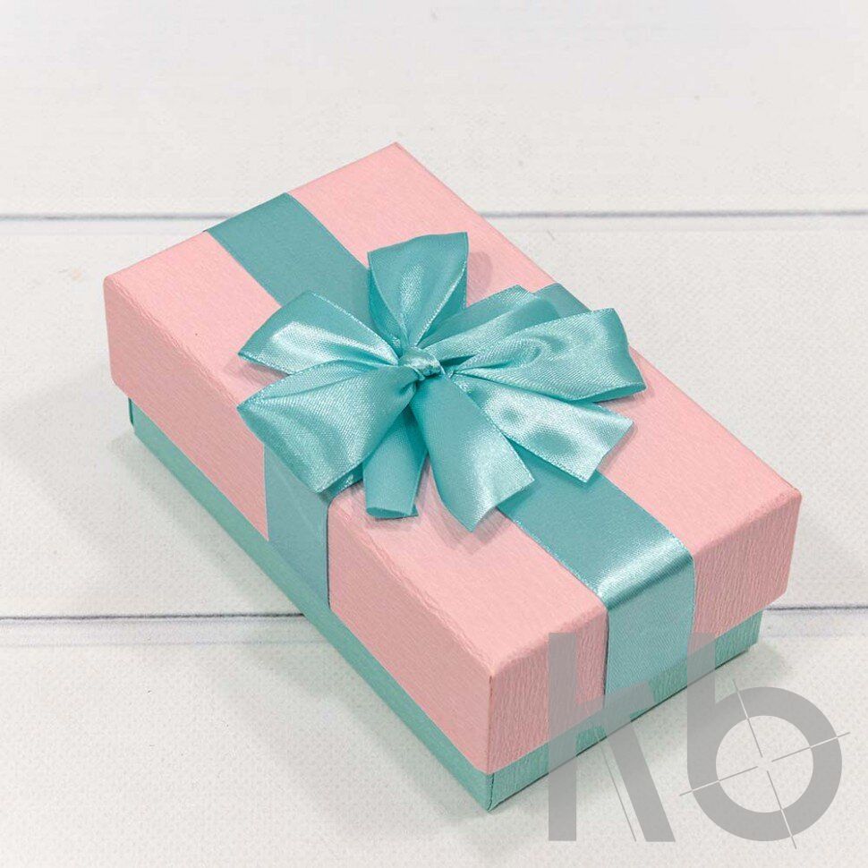 коробка с бантом на крышке