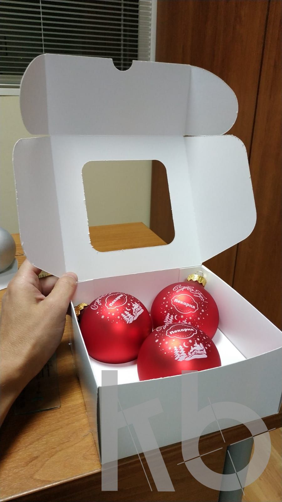 Коробка белая на 3 шара