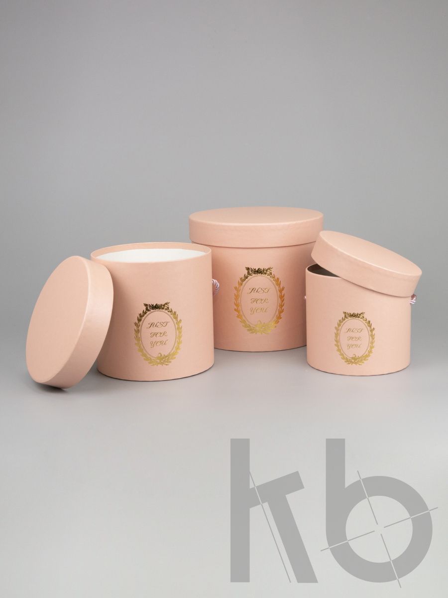 Круглая коробка с тиснением из кремовой металлизированной бумаги