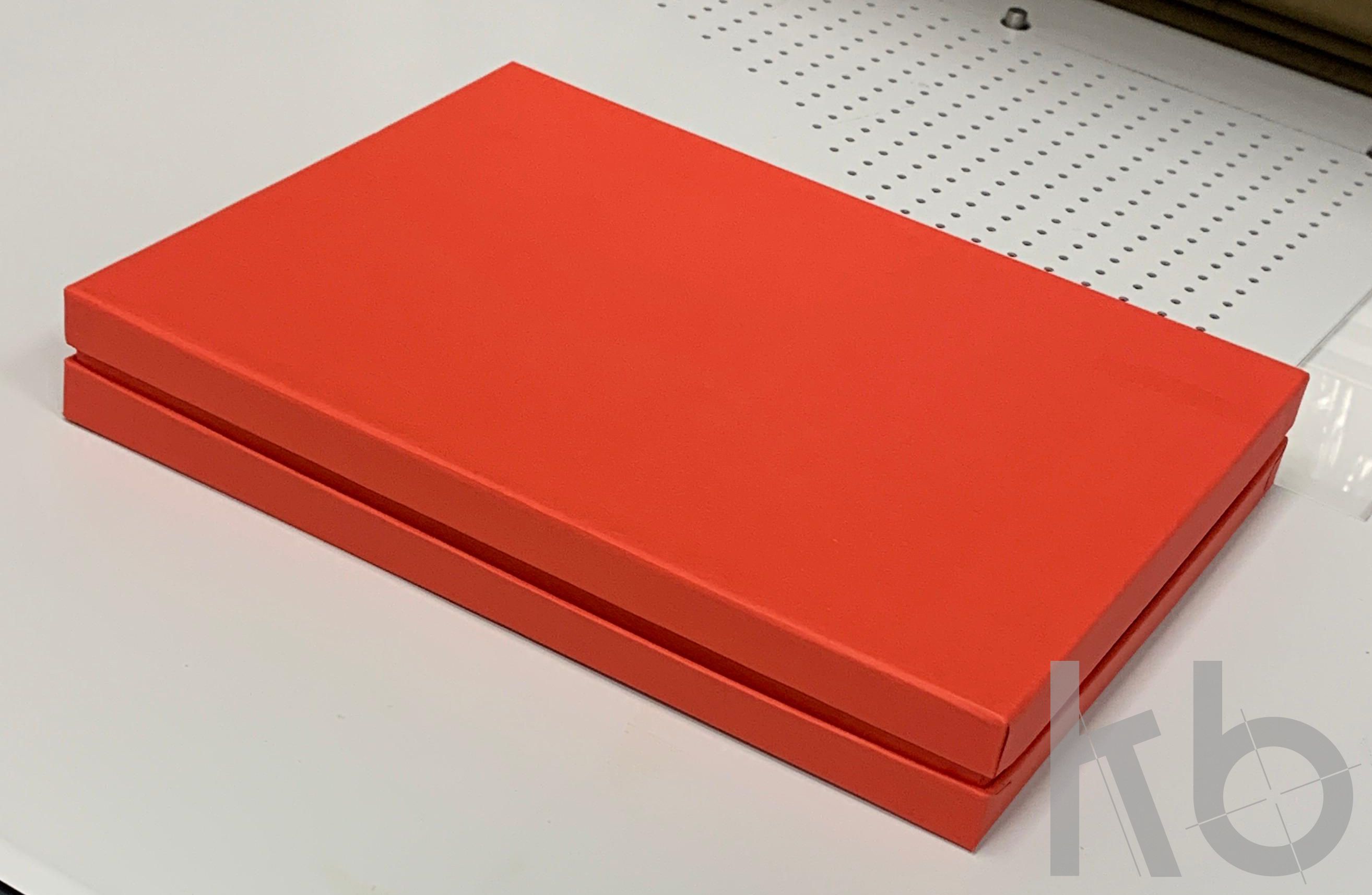Красная кашированная коробка