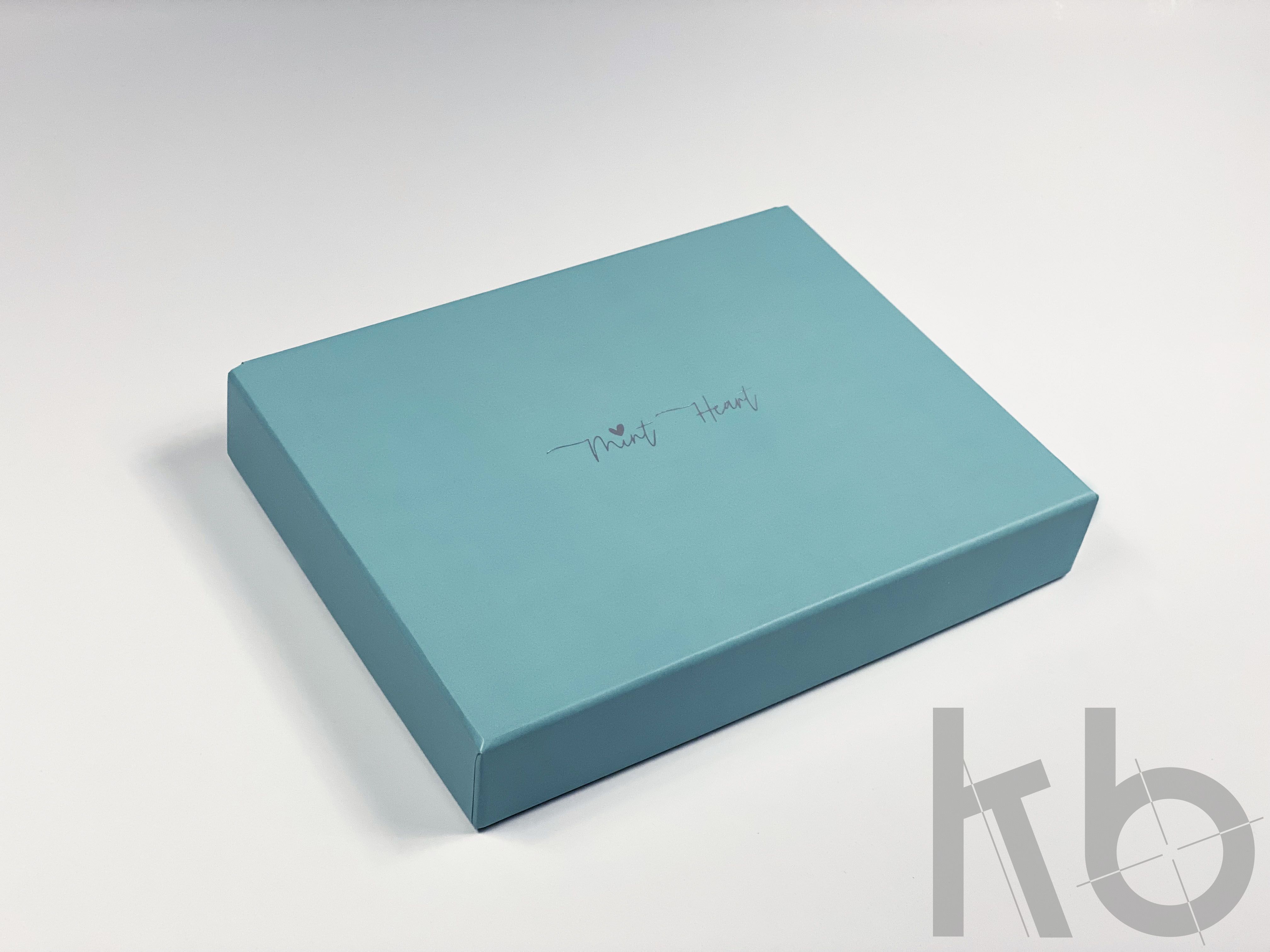 Голубая коробка с печатью