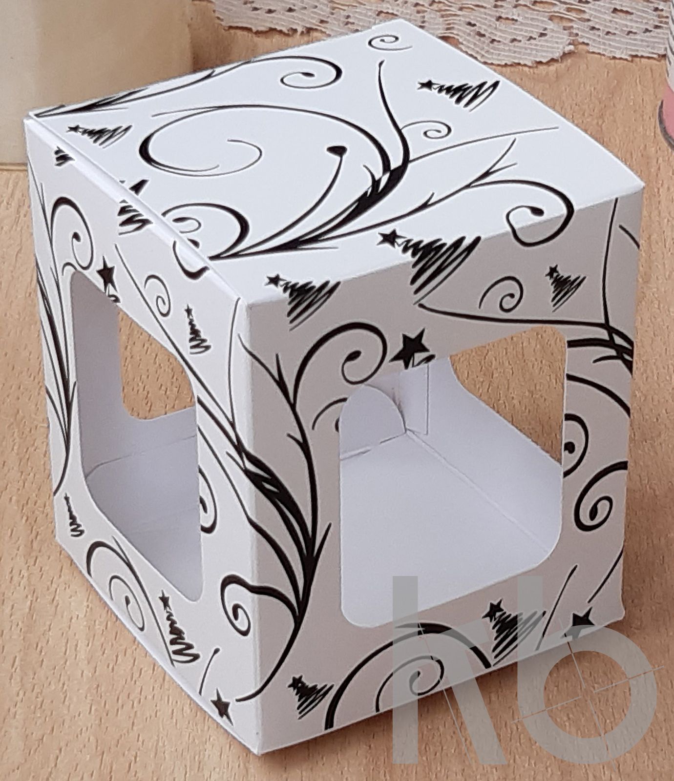 Коробочка с черными узорами