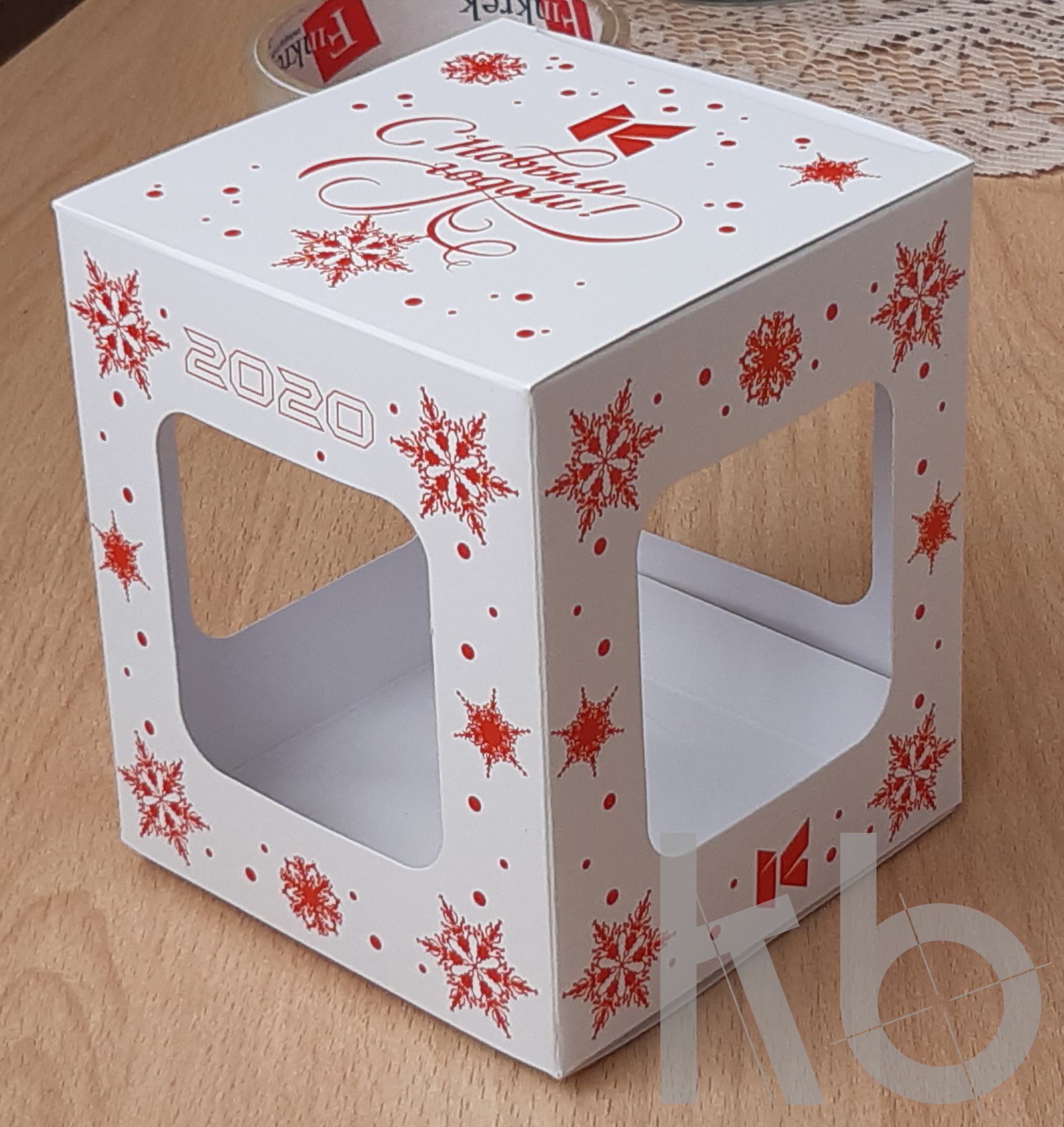 Коробка с красными узорами