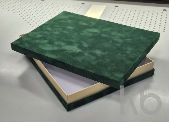 Коробка из зеленого бархата